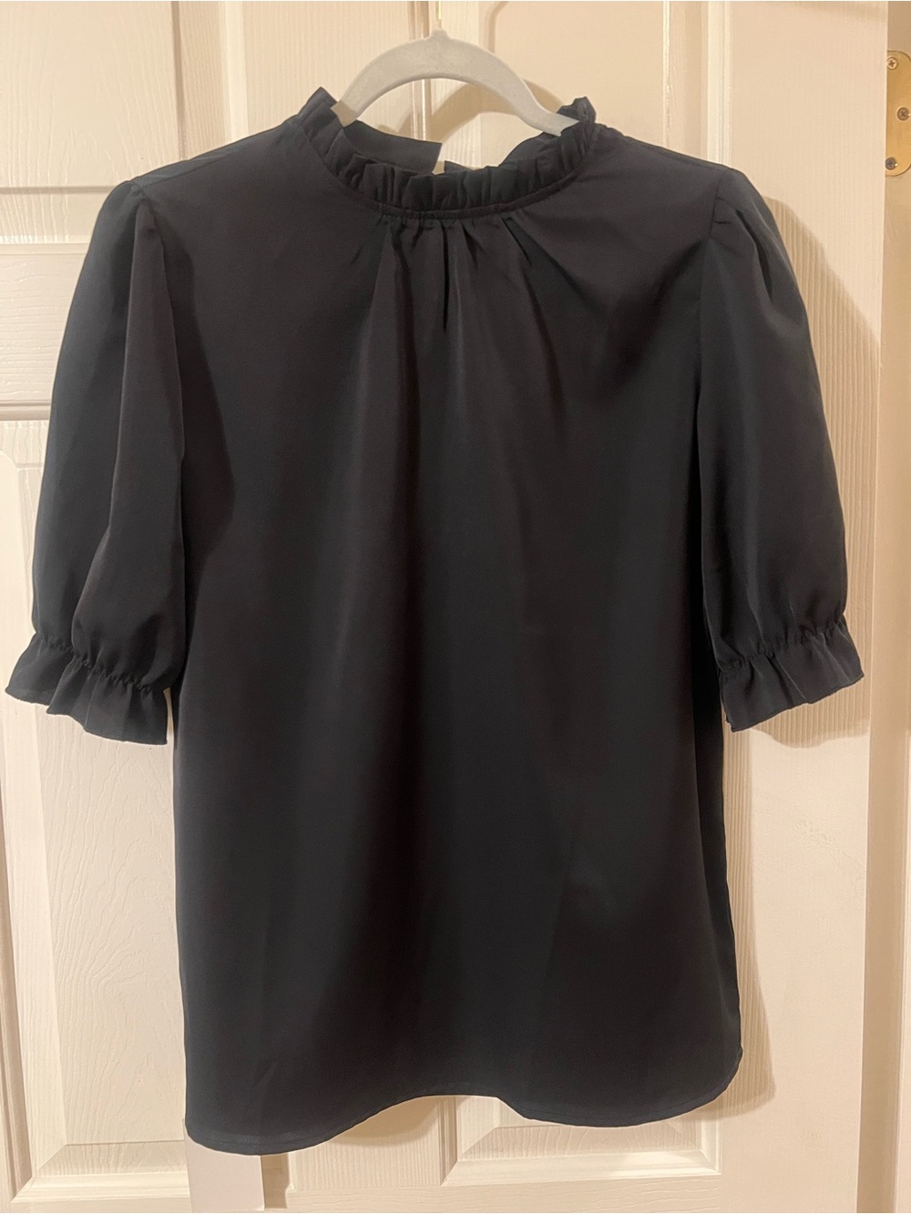 NWT Women’s Classic Black Ruffle Neck 3/4 Sleeve
Feminine Top Size Small